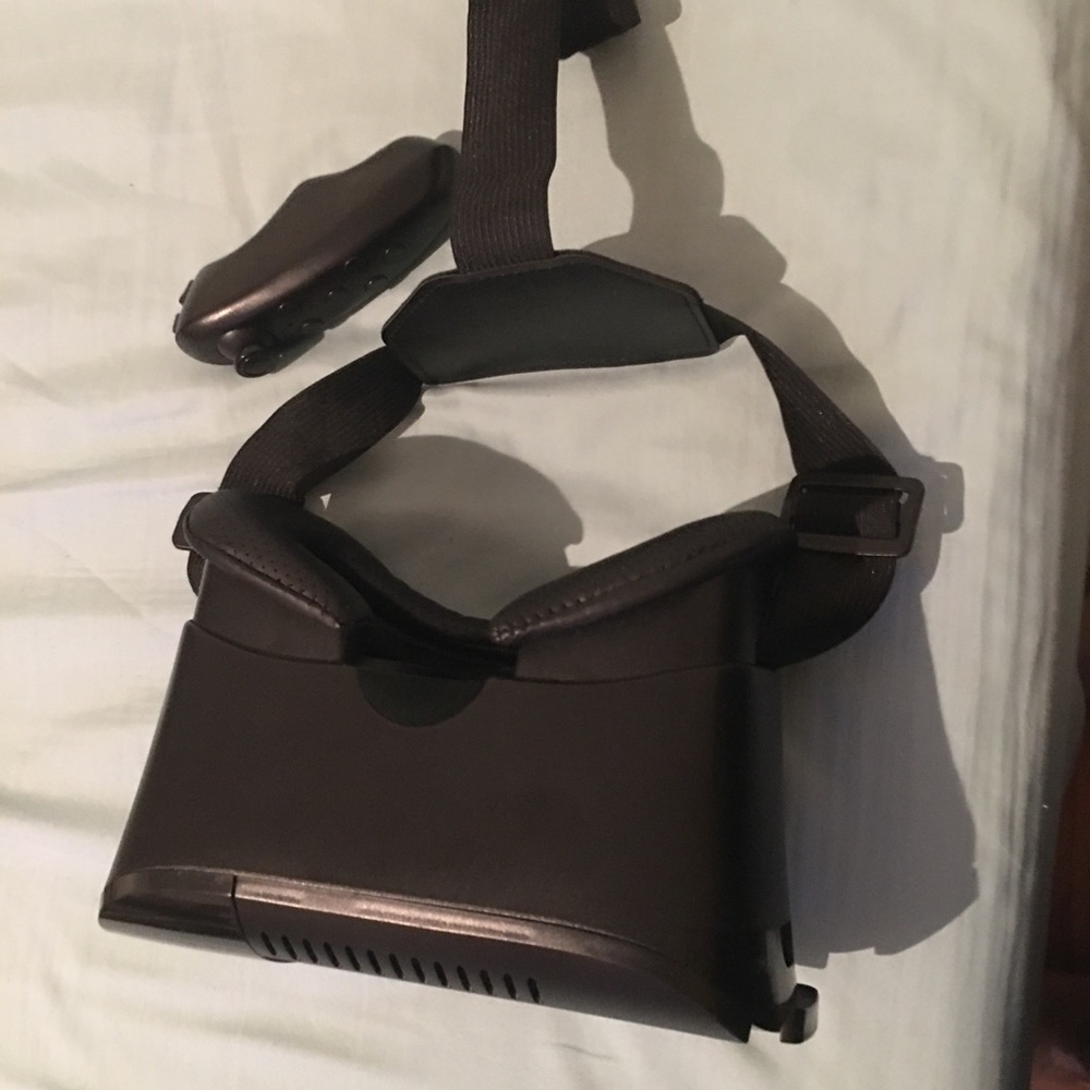 Virtual Reality Headset with Bluetooth controller